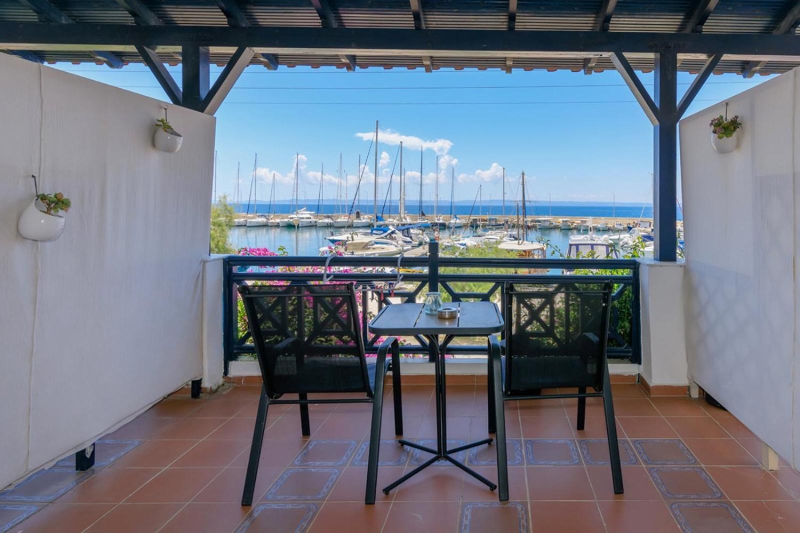 Nikiti Seafront Blue Apartment ภายนอก รูปภาพ
