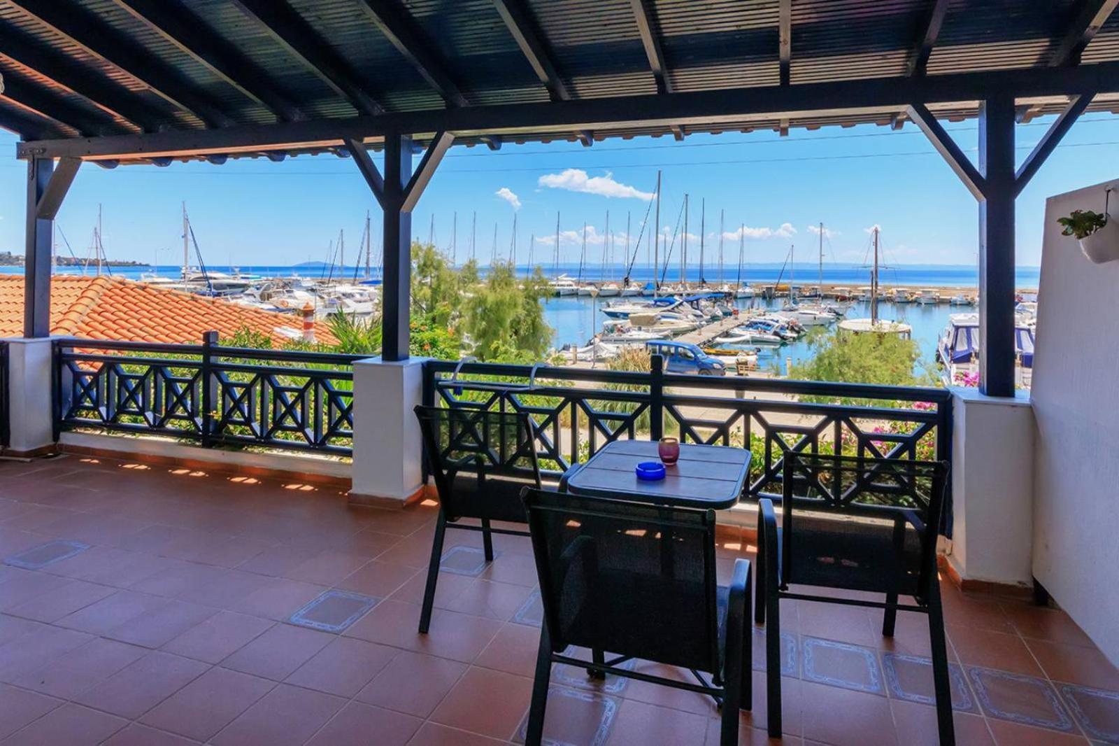 Nikiti Seafront Blue Apartment ภายนอก รูปภาพ